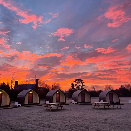 Rodway Hill Golf & Eco Pod Hotel グロスター エクステリア 写真