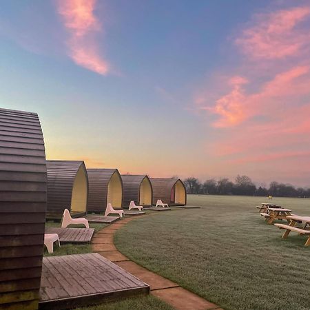 Rodway Hill Golf & Eco Pod Hotel グロスター エクステリア 写真