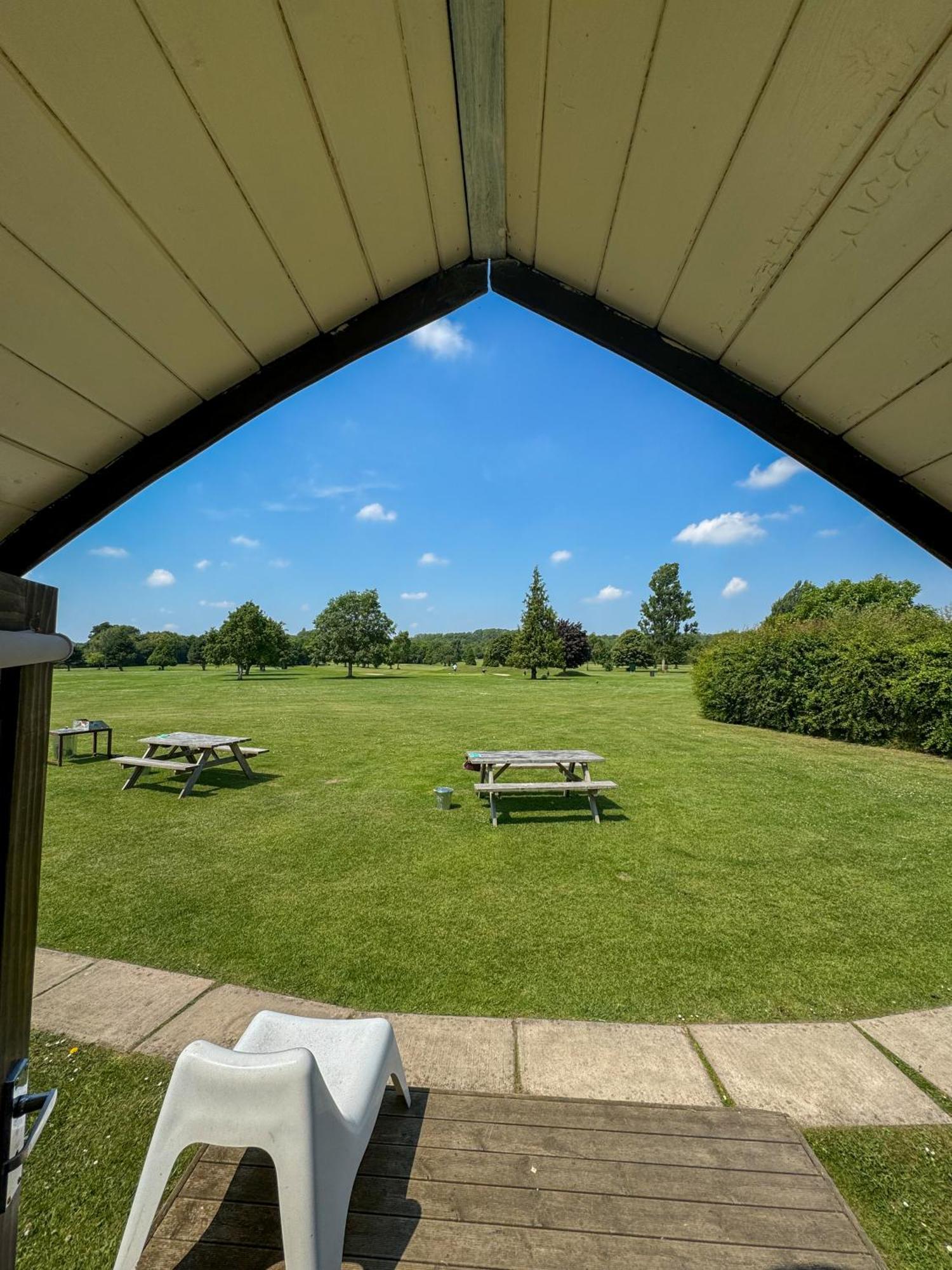 Rodway Hill Golf & Eco Pod Hotel グロスター エクステリア 写真