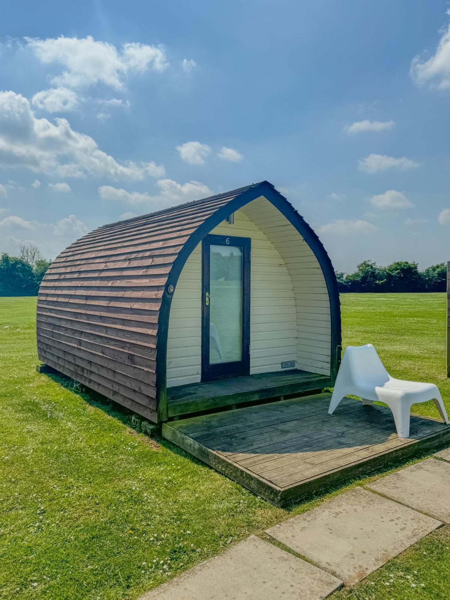 Rodway Hill Golf & Eco Pod Hotel グロスター エクステリア 写真