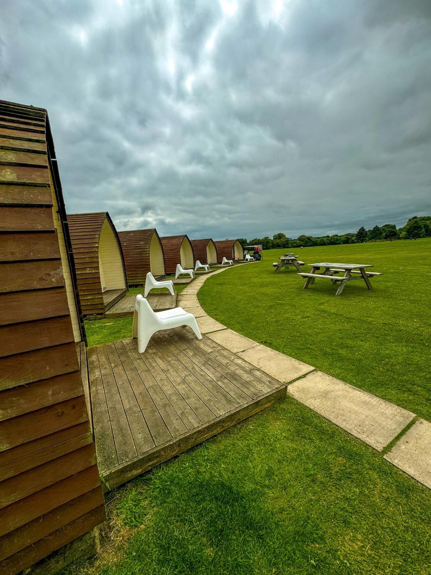 Rodway Hill Golf & Eco Pod Hotel グロスター エクステリア 写真