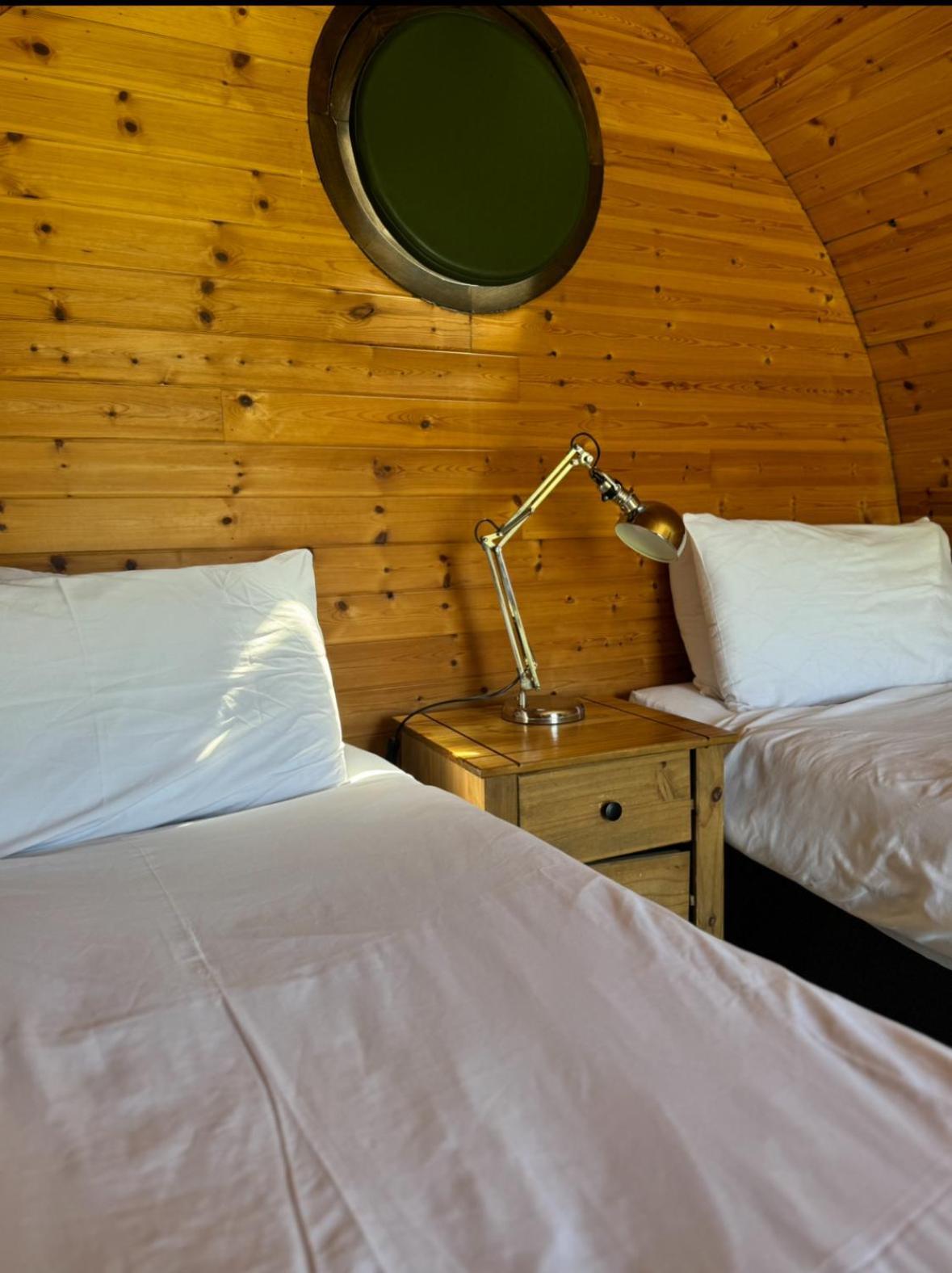 Rodway Hill Golf & Eco Pod Hotel グロスター エクステリア 写真