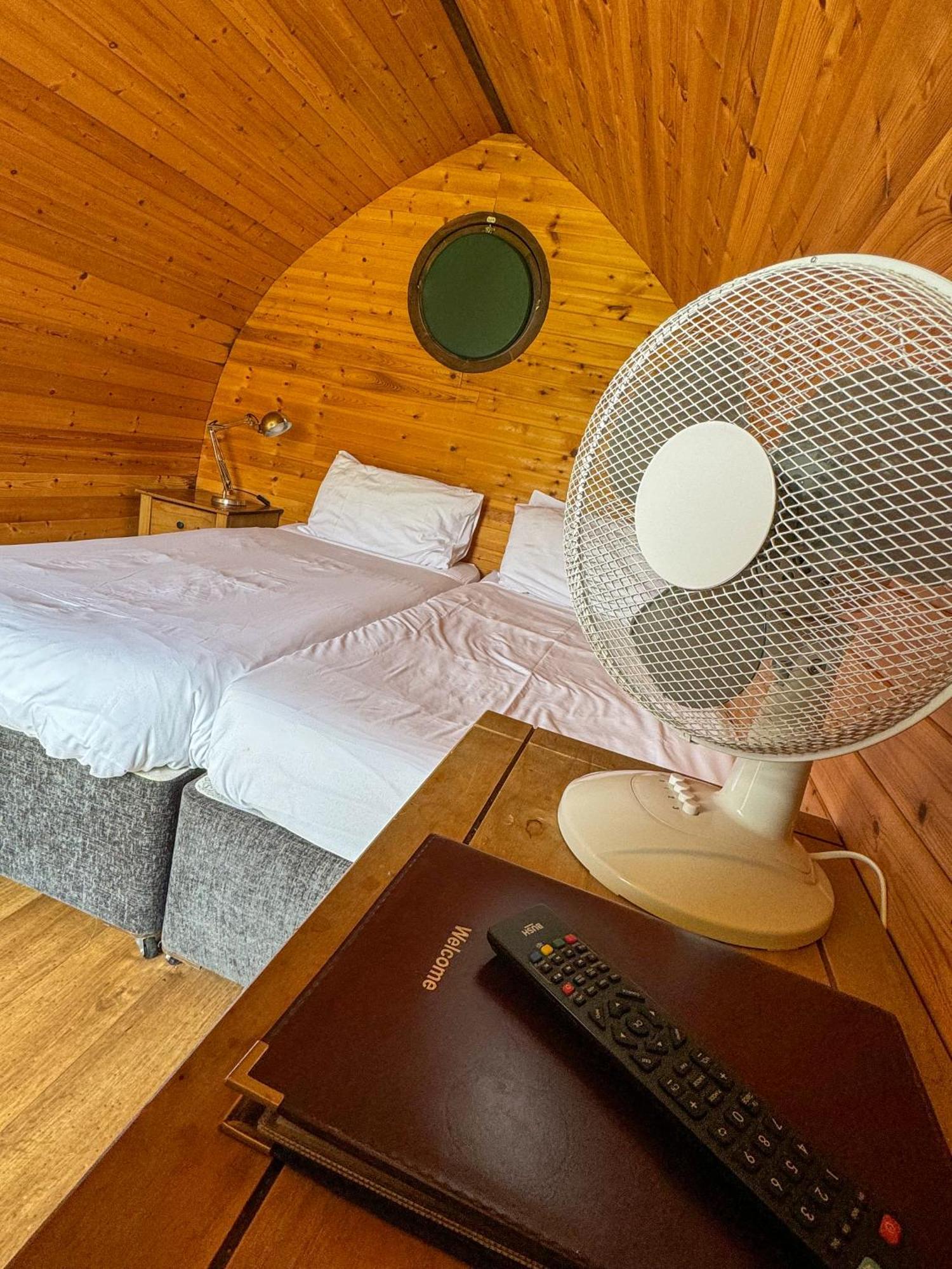 Rodway Hill Golf & Eco Pod Hotel グロスター エクステリア 写真