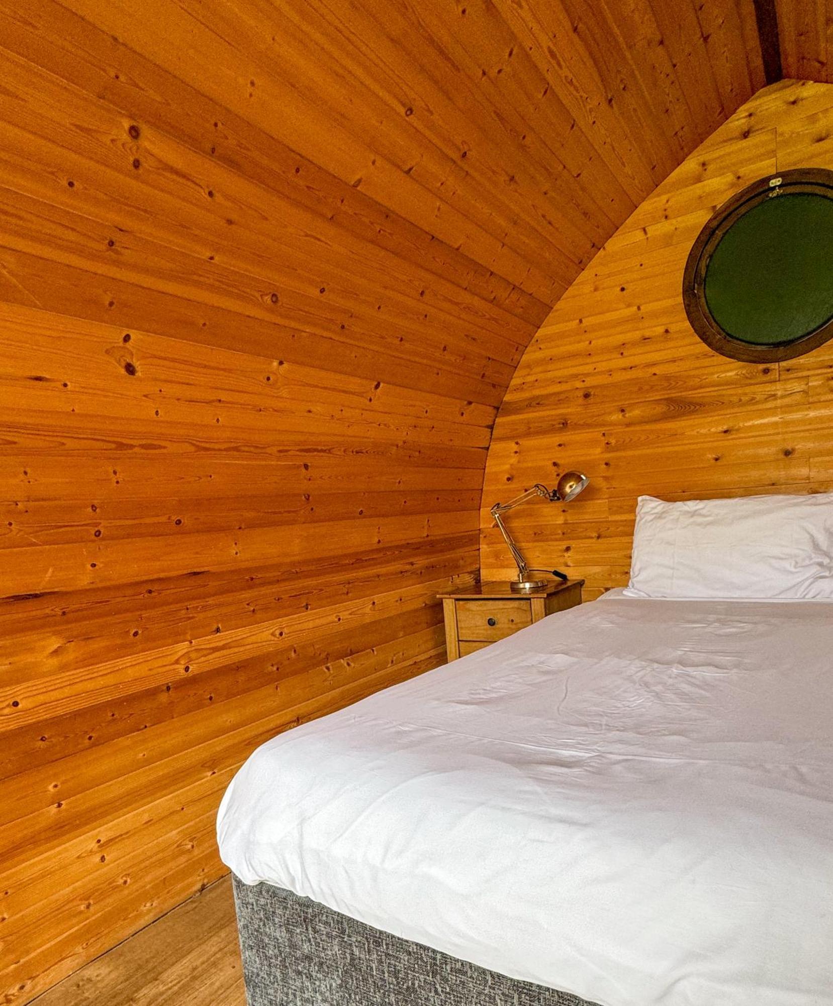 Rodway Hill Golf & Eco Pod Hotel グロスター エクステリア 写真