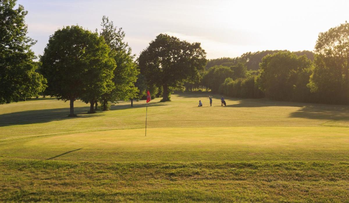 Rodway Hill Golf & Eco Pod Hotel グロスター エクステリア 写真