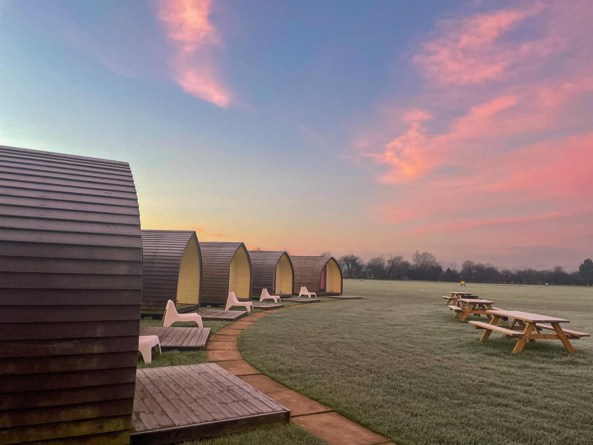 Rodway Hill Golf & Eco Pod Hotel グロスター エクステリア 写真